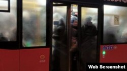 Мамадышский тракт, 7:15 утра. Жители новостроек, расположенных у трассы, так каждое утро добираются до других районов Казани. По мнению казанских чиновников, это вполне "соответствует высокому качеству транспортного обслуживания в городах".