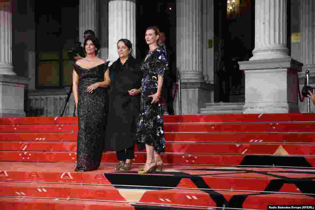 Za nagradu Srce Sarajeva takmičit će se 50 filmova raspoređenih u četiri kategorije: igrani, dokumentarni, kratki i studentski, uz još jedan film van konkurencije. Program uključuje 15 svjetskih, šest međunarodnih, 28 regionalnih i dvije bh. premijere. Ukupno će biti prikazano više od 250 ostvarenja iz oko 60 zemalja.