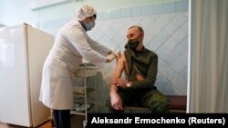 Участника гибридных сил России вакцинируют в Донецке