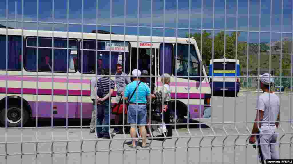 Рейсовые автобусы в «зоне транспортной безопасности» первыми встречают местные таксисты