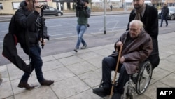 Владимир Буковский на пути в суд, 12 декабря 2016 года