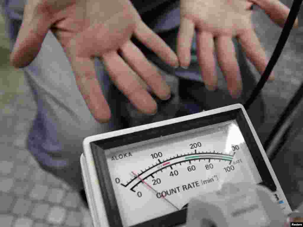 Дівчинка проходить скринінговий тест на наявність радіоактивного забруднення у центрі соціального забезпечення в Йонедзаві на півночі Японії, за 98 кілометрів від атомної станції «Фукусіма-1», 21 березня 2011 року