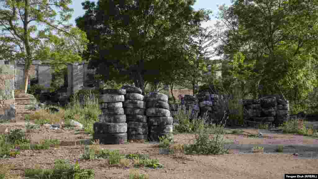 Многочисленные укрытия из покрышек – это место уже много лет пользуется популярностью у любителей пейнтбола и страйкбола