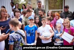 Президент України Володимир Зеленський під час зустрічі з внутрішньо переміщеними особами з Маріуполя. Запорізька область, 5 червня 2022 року