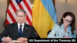 Američki ministar finansija Scott Bessant (lijevo) i kandidatkinja za premijerku Ukrajine Julija Sviridenko (fotoarhiv)