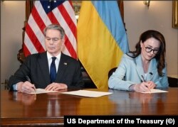 Міністр фінансів США Скотт Бессент і перша віцепрем’єр-міністерка, міністерка економіки України Юлія Свириденко підписують угоду про мінерали, фото Міністерства фінансів США