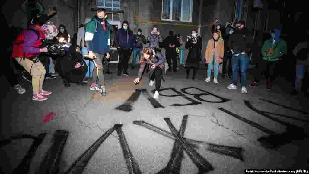 Під будинком активісти написали «Тут живе подруга вбивць Гандзюк»