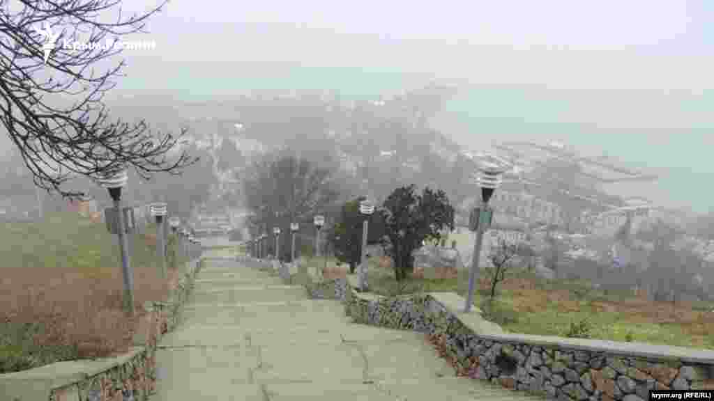 Вид на акваторию «Генмола». С высоты видно, что у причальной стенки пришвартованы корабли