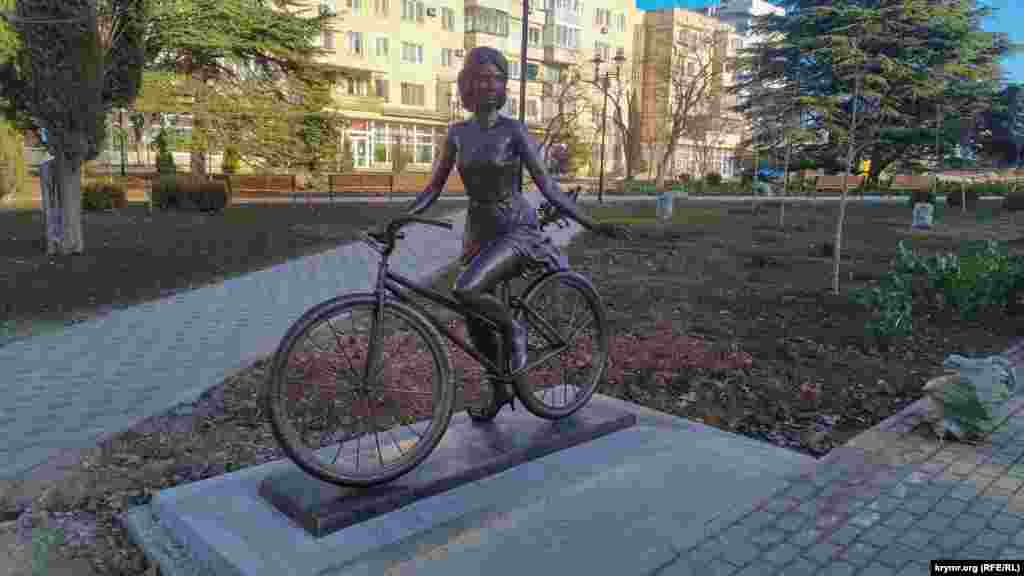 Скульптура «Велосипедистка»