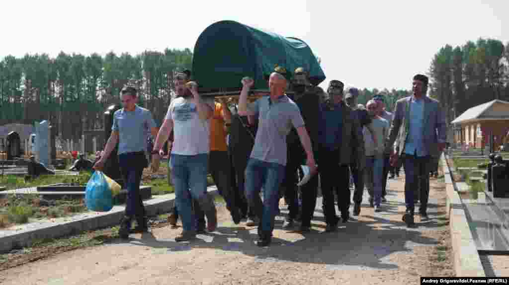 Подозреваемый – 19-летний Ильназ Галявиев – задержан. Раньше он учился в этой школе, но последние 4 года учился в колледже, из которого недавно был отчислен. Следователи выясняют мотивы поступка. Уполномоченный по правам ребенка в Татарстане рассказала, что Галявиев «не состоял ни на каком учете и никогда не привлекался за правонарушения»