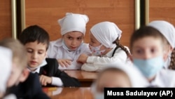 په روس کې ۱۷ میلیونه زده کوونکي بېرته ټولګیو ته ستانه شوې دي، خو دوی ماسکونه نه کاروي.