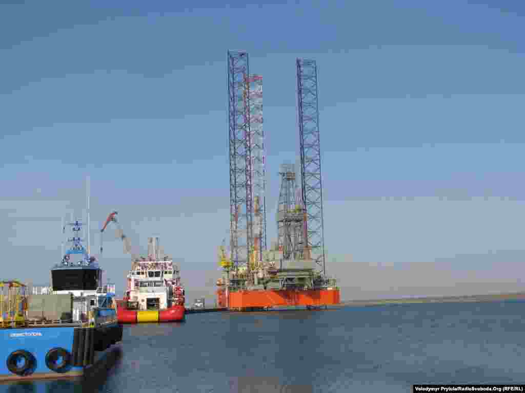 Вместе с самоподъемной плавучей буровой установкой «Петр Годованец» «Чорноморнафтогаз» в 2011-2012 гг. приобрел несколько технологических судов и катеров для ее обслуживания.