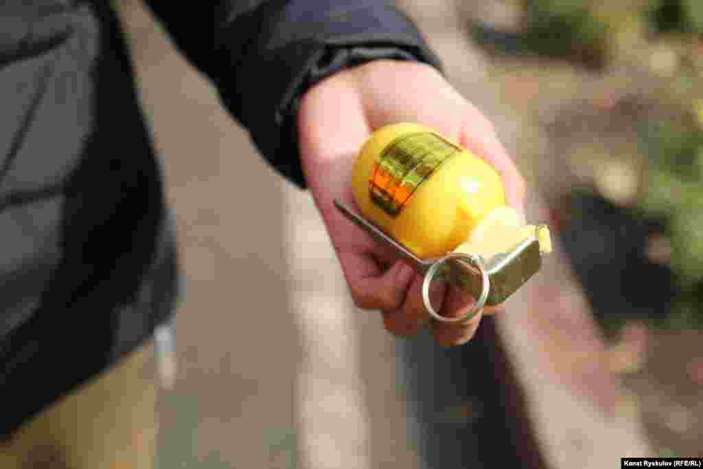 Під час прибирання на площі Ала-То» волонтер знайшов світлошумову гранату