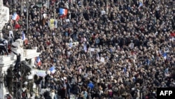 В Париже люди собираются на площади Республики для участия в марше памяти жертв терактов последних дней, 11 января 2015