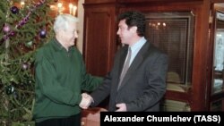 «Той період, коли Борис Миколайович розглядав Бориса Нємцова як можливого наступника, тривав приблизно рік: з 1997-го по серпень 1998 року, до дефолту. Ми знаємо, що Єльцин завжди симпатизував Нємцову» – розповідає російський політик Володимир Рижков. Фото з січня 1998 року