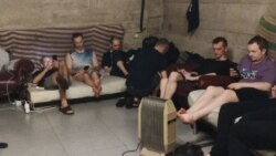 Ожидающие в подвале КПП "Дариали", фото от 24 июня