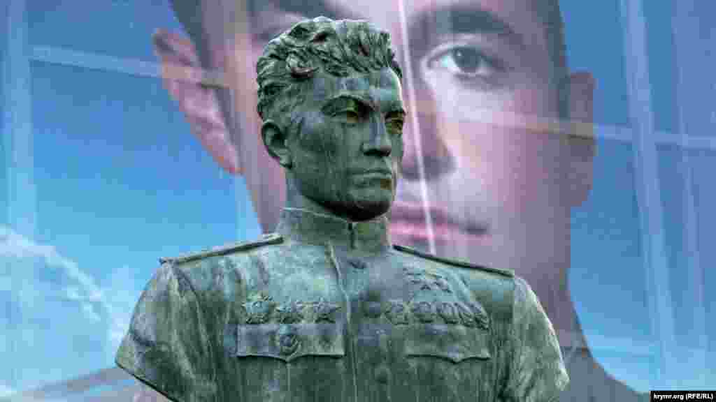 Чего не скажешь о бюсте Амет-Хана Султана, уроженца Алупки. Монумент позеленел, краска в некоторых местах отошла – скульптура очевидно нуждается в ремонте