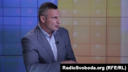 За словами радника керівника ОПУ, «люди, які «публічно жонглюють» Кличком, не можуть визнати факти корупції у столичній владі та у комунальних підприємствах Києва»
