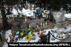 Сплюндрований у жовтні 2016 року пам’ятник на могилі мирним українцям і воїнам УПА на сільському цвинтарі, Верхрата, Підкарпатське воєводство