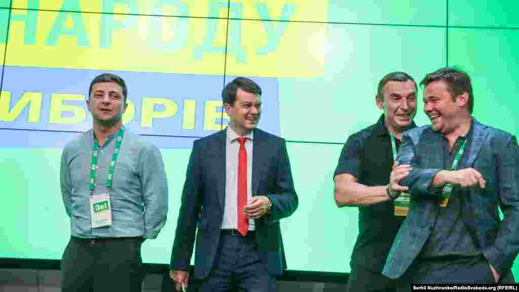 Зліва направо: Президент України Володимир Зеленський, лідер партії «Слуга народу» Дмитро Разумков, перший помічник Зеленського Сергій Шефір та глава Офісу президента Андрій Богдан у штабі партії