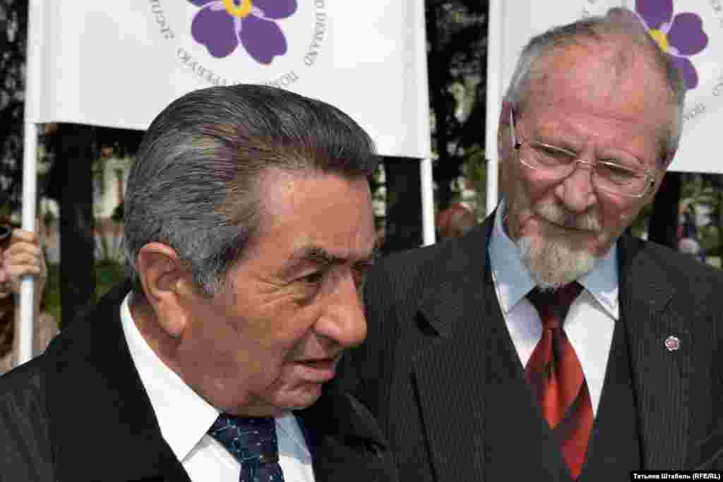 Фрунзик Хачатрян, глава новосибирской армянской национально-культурной автономии считает этот день особым для своей семьи: "В то время погибли братья моего деда, остался в живых только он один. Поэтому я не могу не прийти и не почтить память своих предков - и напомнить всем о тех уроках, которые мы должны извлечь из событий тех дней".