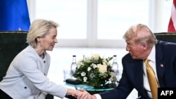 Президент США Дональд Трамп потискає руку очільниці Єврокомісії Урсулі фон дер Ляєн під час зустрічі в Шотландії 27 липня 2025 року