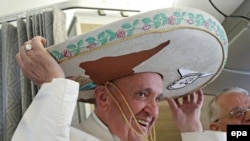 Папа римский Франциск во время визита в Мексику