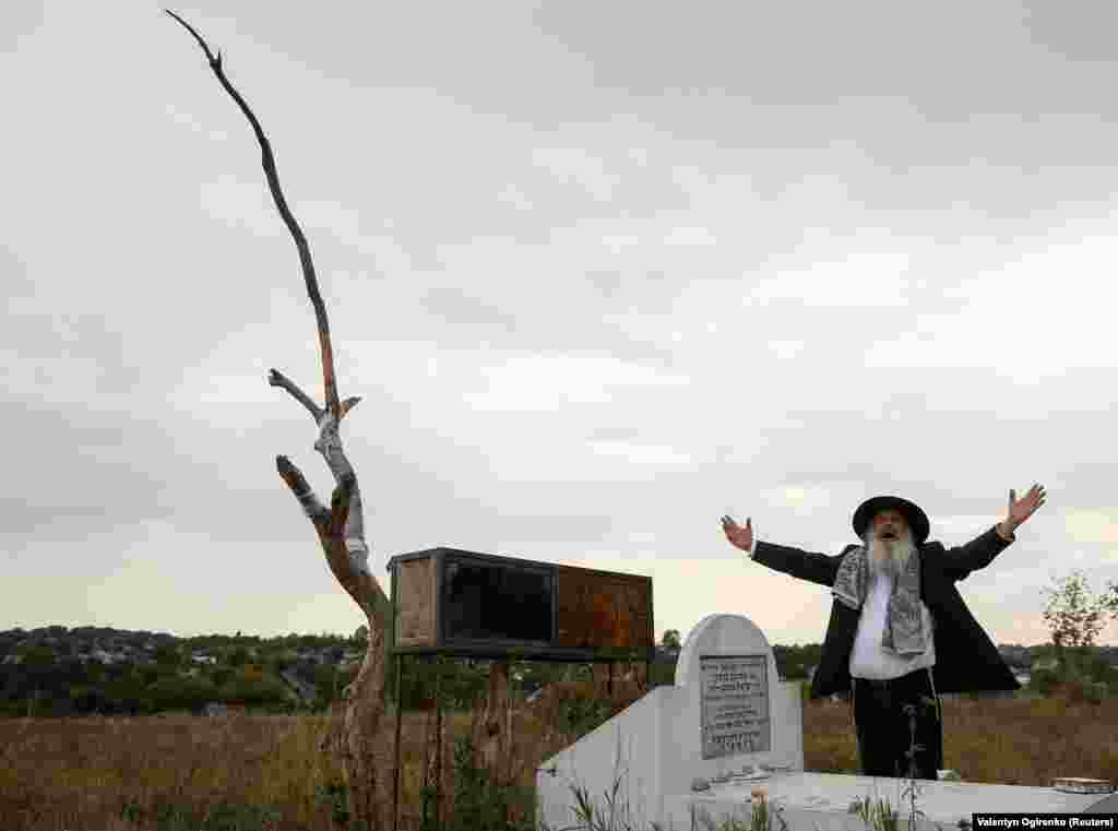 Паломник-хасид під час молитви біля могили на старому єврейському цвинтарі напередодні святкування Рош-га-Шана – Нового року за іудейським календарем в місті Умань, 19 вересня 2017 року ПЕРЕГЛЯНЬТЕ ФОТОГАЛЕРЕЮ