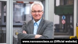 Ян Прохазка винайшов наноматеріал зі своїм сином у 2003 році