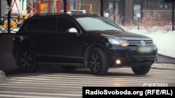 Дмитро Бут виїжджає вранці з «Новопечерських липок»