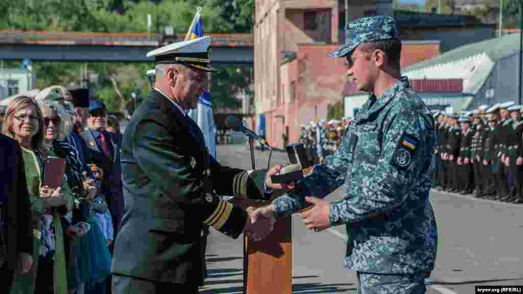 Весной 2014 года курсант Севастопольской академии ВМС Александр Регула (справа) вместе с товарищами пел гимн Украины, в то время как российские военные спускали с флагштока украинский флаг и поднимали свой. Теперь Александр командует новым бронекатером «Кременчуг»  