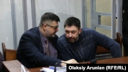 Адвокат Андрій Доманський (л) та керівник «РИА Новости Украина» Кирило Вишинський, Подільський райсуд Києва, 7 травня 2019 року