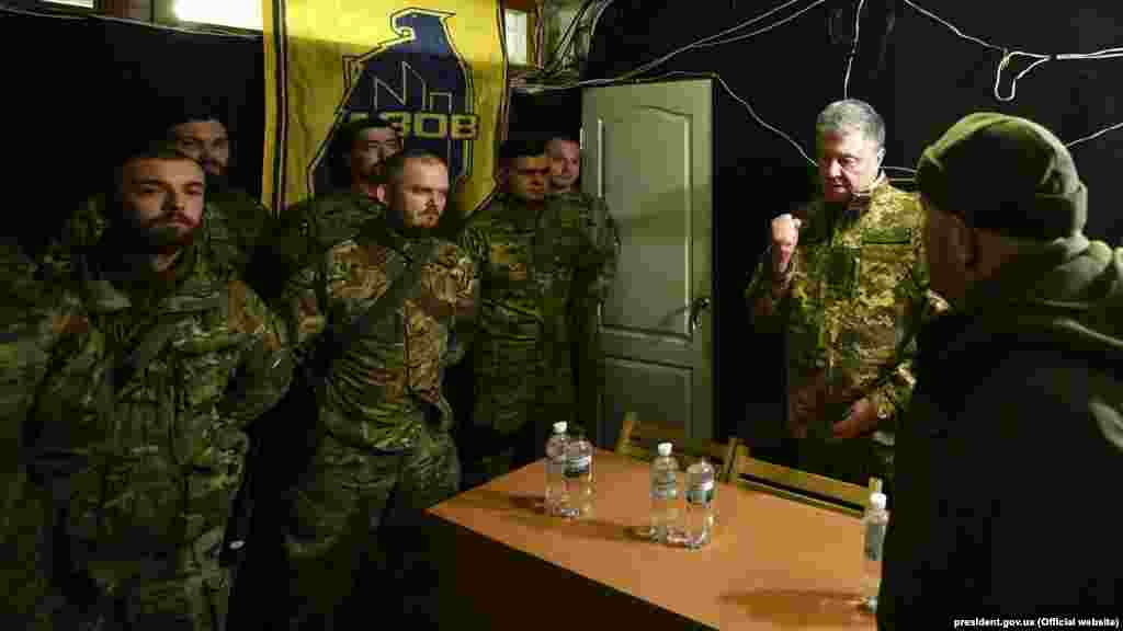 Президент України Петро Порошенко під час зустрічі з бійцями полку «Азов» на передовій позиції української армії на Донеччині, 14 березня 2019 року