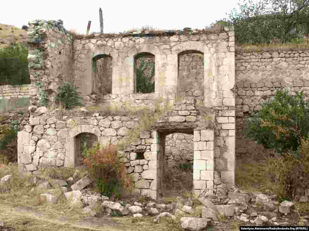 В Мартакерті  і досі багато руїн.