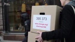 У Москві затримали активістів із петицією на захист геїв у Чечні (відео) У Москві затримали активістів із петицією на захист геїв у Чечні (відео)