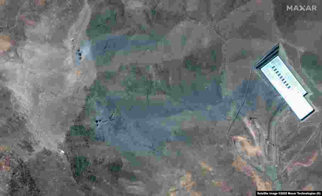 Krateri i pepeo mogu se vidjeti na grebenu u kompleksu Fordo na snimcima napravljenim nakon napada.