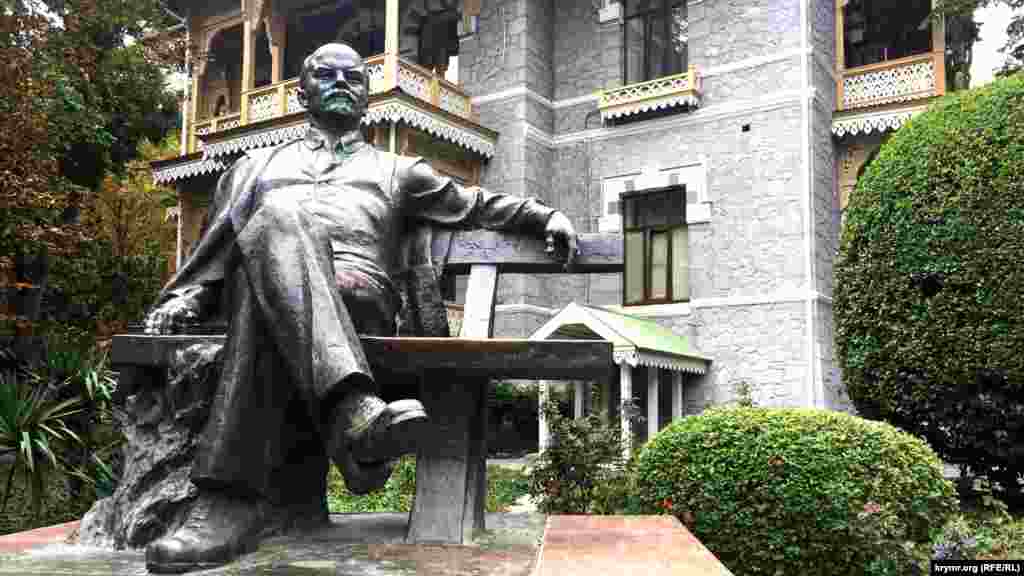 А этот – отдыхает на лавочке в курортном Гурзуфе. Похожий памятник можно встретить напротив Железнодорожного вокзала в Симферополе