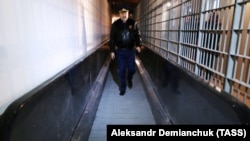 Олег Коршунов посещает СИЗО "Кресты" в Санкт-Петербурге, декабрь 2015