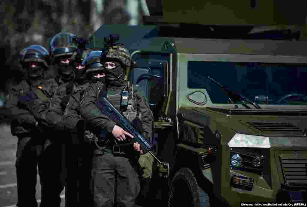 В Одесі напередодні річниці трагедії 2 травня і Дня перемоги 9 травня для правоохоронців, які охоронятимуть громадську безпеку, провели інструктаж. Одеса, 28 квітня 2017 року ПЕРЕГЛЯНЬТЕ ФОТОГАЛЕРЕЮ