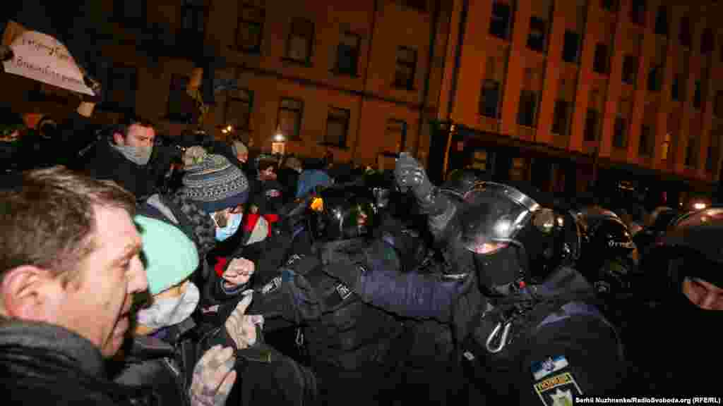 Згодом між учасниками акції та правоохоронцями відбулися сутички