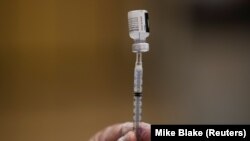 Згідно з дослідженням Оксфордського університету, яке було опубліковане в медичному журналі Lancet, жодних проблем із безпекою такого застосування вакцин не було