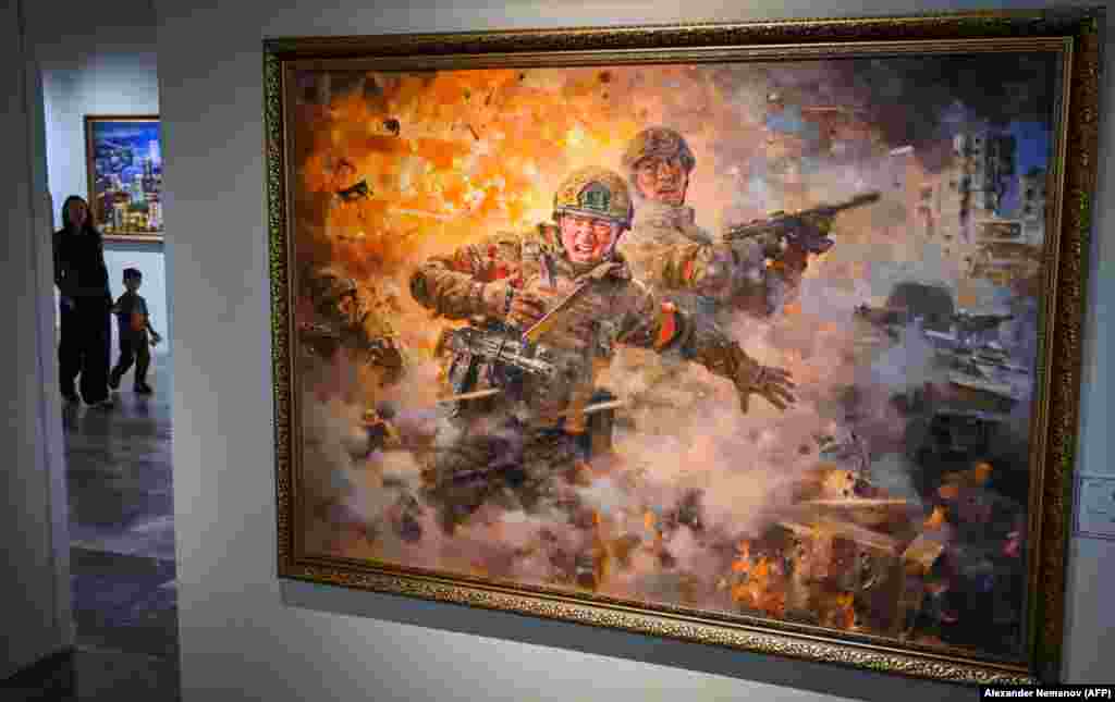 Картина, озаглавена "За бойния другар".На фона на натрупващите се доказателства, през април Москва призна, че севернокорейци са се сражавали в руския регион Курск срещу украинското нахлуване в територията.