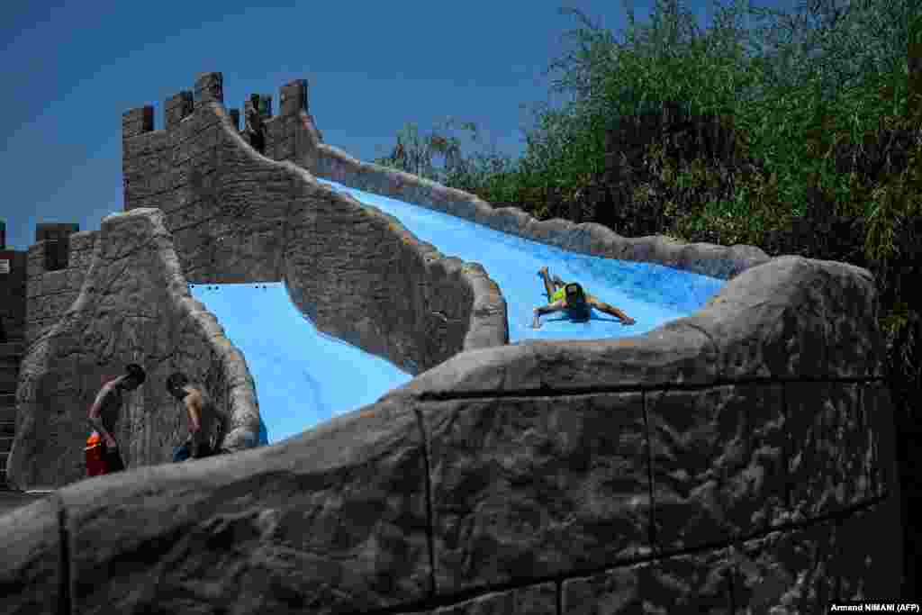 Dječak se rashlađuje u bazenu u blizini Štimlja 26. juna.