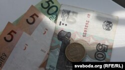 Правоохоронці від початку повномасштабного російського вторгнення періодично повідомляють про арешт майна Росії і Білорусі на території України (ілюстративне фото російських та білоруських рублів)