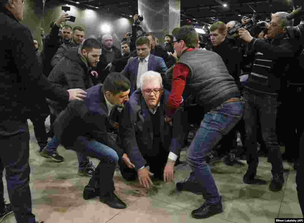 Радник секретаря РНБО Сергій Сивохо, якого штовхнули під час сварка, що виникла на презентації «Національної платформи примирення і єдності». Опонентів Сивоха обурило, що ні він, ні його помічники не згадали про безпосередню участь Росії у війні на Донбасі. Київ, 12 березня 2020 року. ВІДЕО ІНЦИДЕНТУ