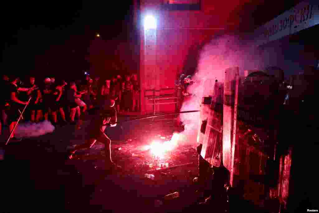 Полициски кордон и демонстранти едни наспроти други.