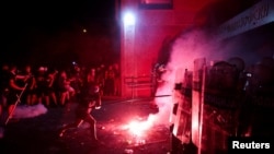 Антивладините демонстранти се судрија со полицијата за да ги разбијат демонстрациите за време на протестот на универзитетскиот кампус во Нови Сад, Србија, на 5 септември 2025 година.