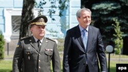 Мартін Стропніцький (п), який раніше був міністром оборони Чехії, і голова Міноборони України Степан Полторак (л), архівне фото