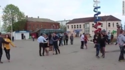 Выпускники поселка Чертково репетируют вальс Выпускники поселка Чертково репетируют вальс