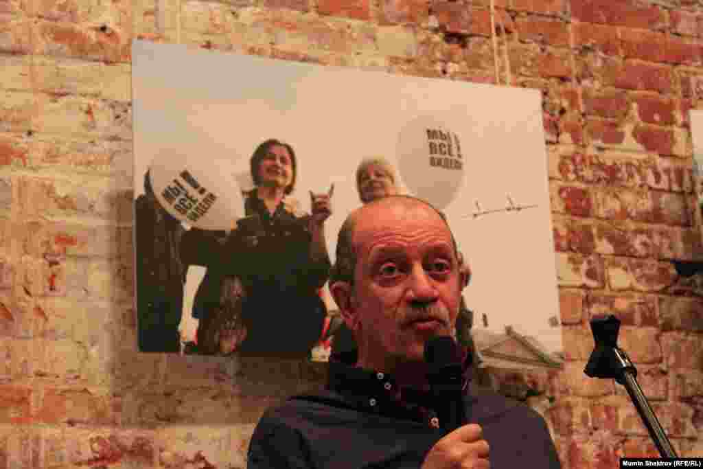 Ведущий концерта писатель-сатирик Вадим Жук благодарит со сцены участников и гостей Благотворительного вечера в поддержку узников совести 